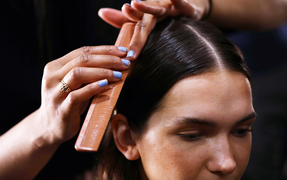 Un pro nous donne la solution pour cacher les cheveux blancs - Treatwell