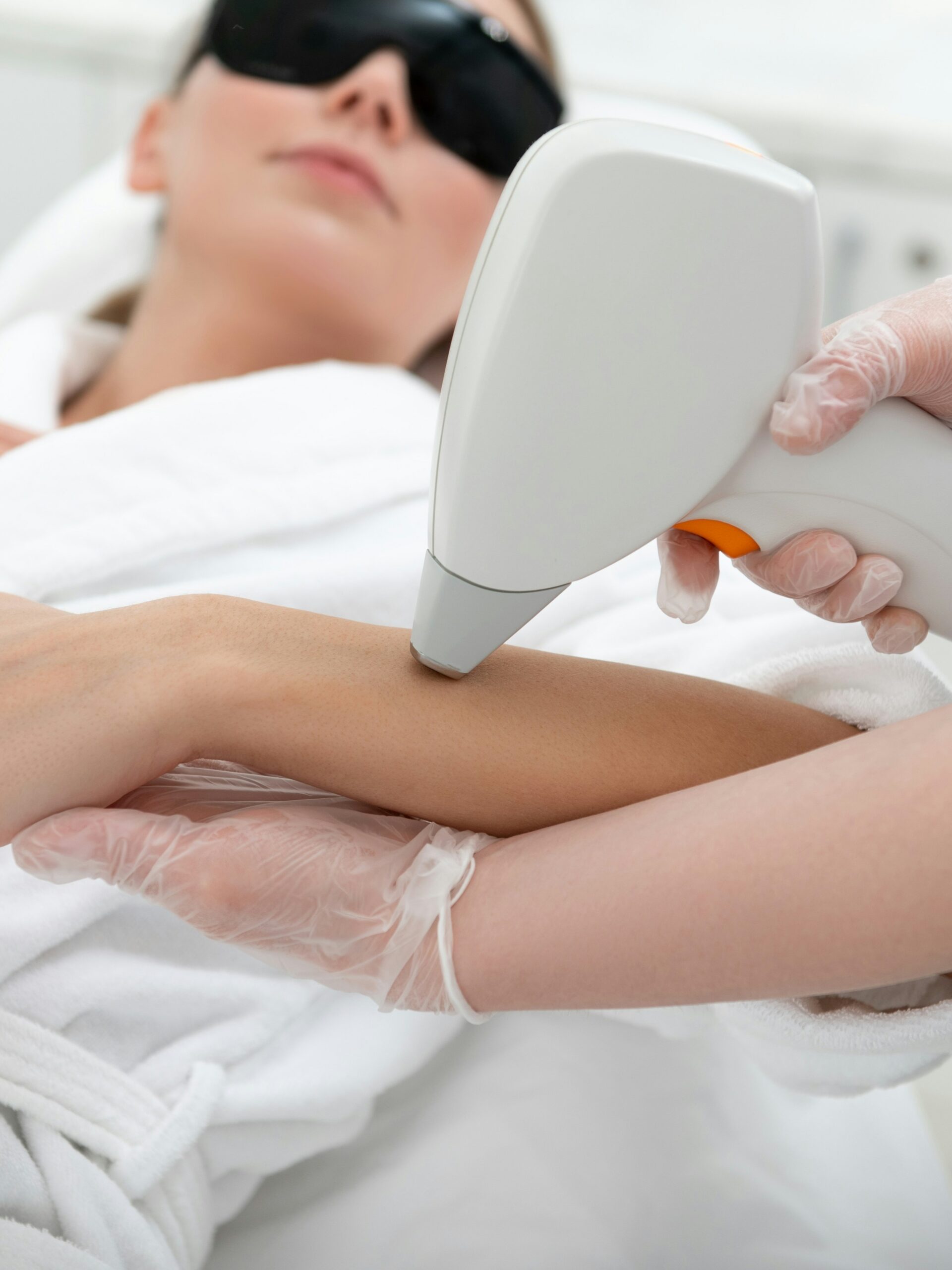 Femme recevant un soin IPL sur le bras en institut