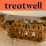L’Odéon d’Hérode Atticus, un amphithéâtre antique en pierre au pied de l’Acropole à Athènes, avec la skyline de la ville moderne qui s’étend au loin sous une lumière dorée de fin de journée. Un bandeau corail avec le logo Treatwell surplombe l’image.
