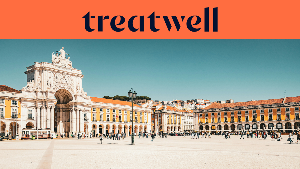 Une large bannière avec le logo Treatwell en bleu foncé sur fond orange en haut. En dessous, une photographie lumineuse et ensoleillée de la Place du Commerce (Praça do Comércio) à Lisbonne, montrant l'Arc de triomphe blanc de la Rua Augusta, les bâtiments jaunes à arcades et des passants traversant la vaste esplanade piétonne sous un ciel bleu dégagé.