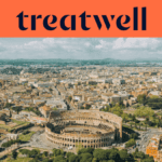 Vue aérienne en plongée de Rome, avec l’emblématique Colisée au premier plan. La ville historique s’étend jusqu’à l’horizon sous un ciel nuageux. Une grande bannière orange en haut de l’image affiche le logo « treatwell ».