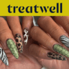 Deux mains arborant de longs ongles en amande aux imprimés animaliers variés : rayures zébrées, taches léopard, peau de serpent verte et écaille de tortue.