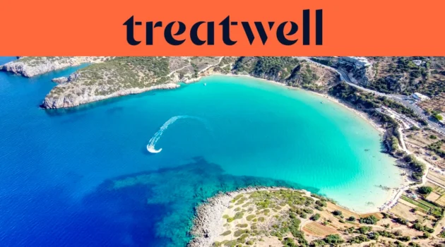Vue aérienne d'une baie crétoise turquoise, avec un jet-ski traçant une courbe blanche dans l'eau claire, un croissant de plage de sable et des collines sèches autour du rivage, sous une bannière orange corail portant l'inscription treatwell.