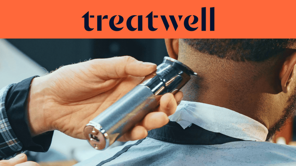 Gros plan des mains d'un coiffeur utilisant une tondeuse électrique argentée pour raser la nuque d'un client. Un bandeau orange en haut affiche le logo "Treatwell" en bleu foncé.